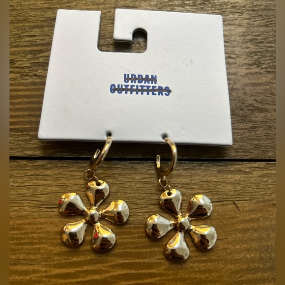 Urban Outfitters Bundle of Seashell necklace Gold flower/power earrings beach - Picture 3 of 7